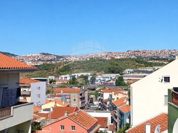 Moradia T12 para Venda em Pontinha e Famões