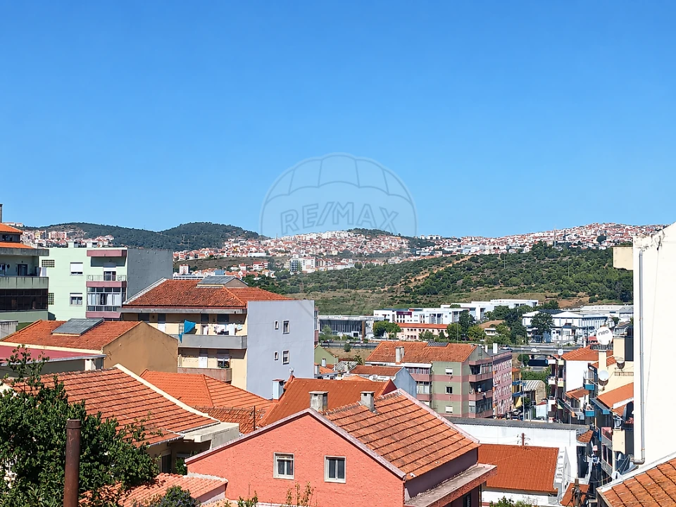 Moradia T12 para Venda em Pontinha e Famões Foto 2