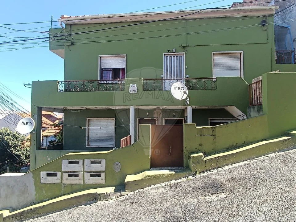 Moradia T12 para Venda em Pontinha e Famões Foto 1