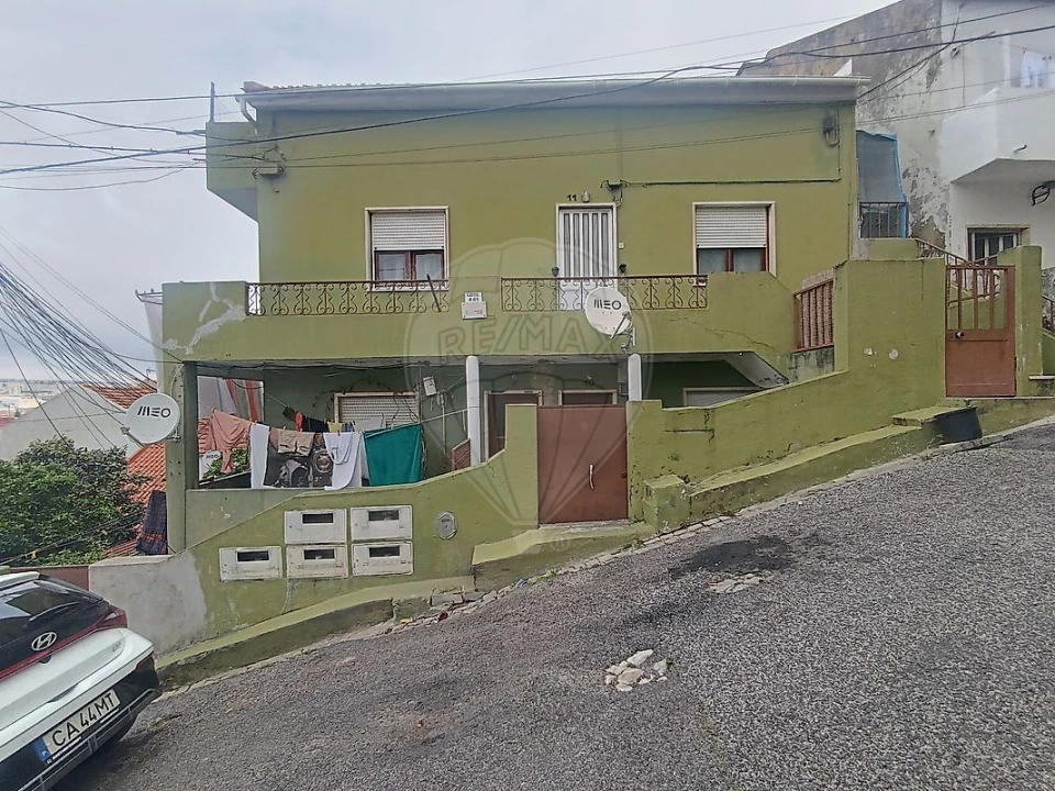 Moradia T12 para Venda em Pontinha e Famões Foto 1