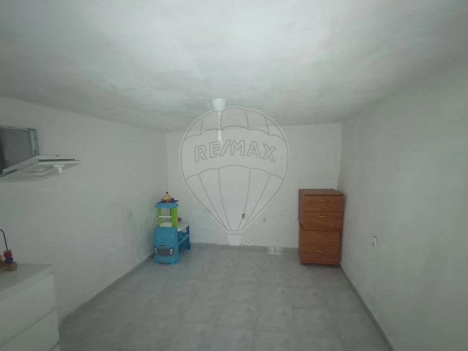 Moradia T12 para Venda em Pontinha e Famões Foto 9
