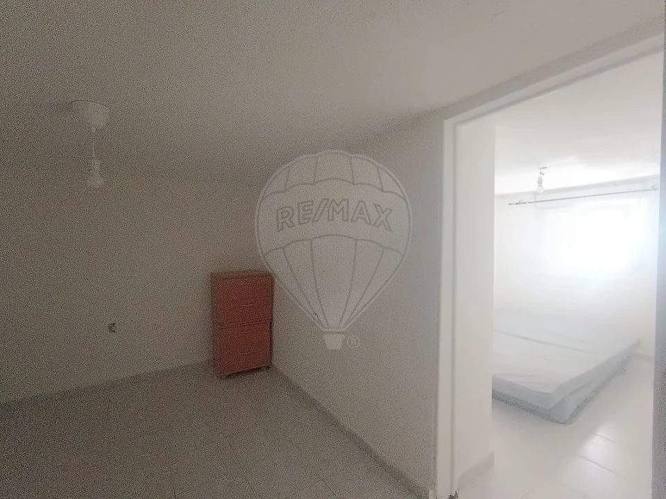 Moradia T12 para Venda em Pontinha e Famões Foto 12