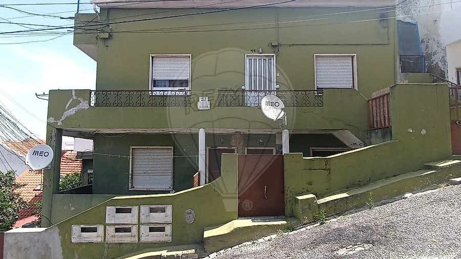 Moradia T12 para Venda em Pontinha e Famões