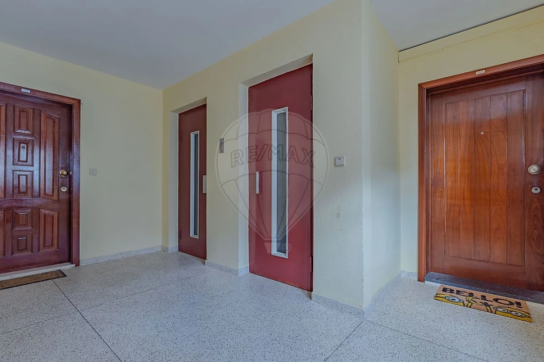 Apartamento T2 para Venda em Vilar de Andorinho Foto 3