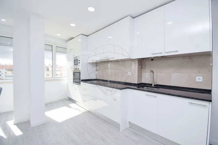 Apartamento T3 para Arrendamento em Benfica Foto 22