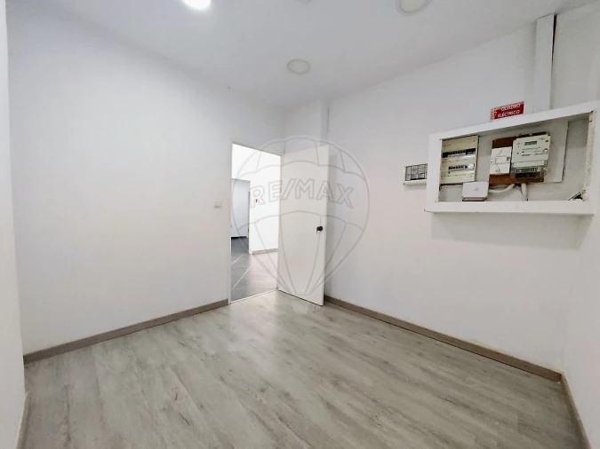 Loja para Arrendamento em Areeiro Foto 8