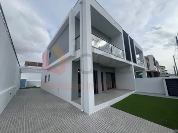 Moradia T4 para Venda em Fernao Ferro