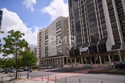 Apartamento T5 para Venda em Alvalade