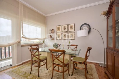 Apartamento T5 para Venda em Alvalade