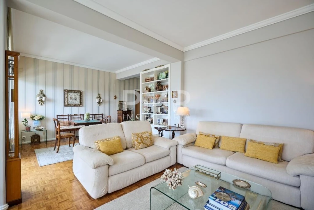 Apartamento T5 para Venda em Alvalade Foto 1