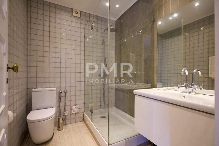 Apartamento T5 para Venda em Alvalade Foto 13