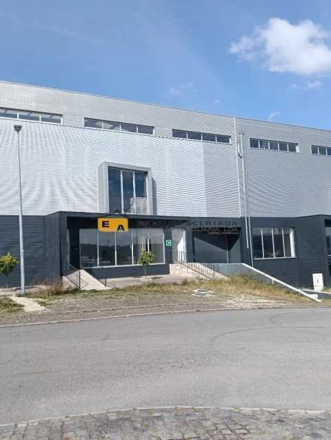 Armazém para Venda em Santo Tirso, Couto (Santa Cristina e São Miguel) e Burgães