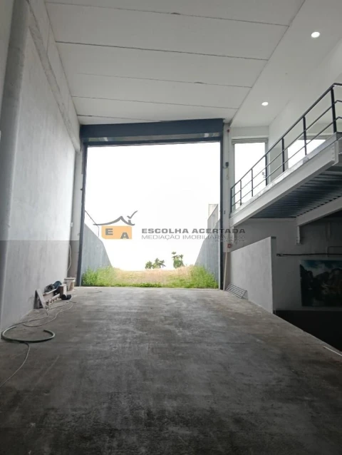 Armazém para Venda em Santo Tirso, Couto (Santa Cristina e São Miguel) e Burgães