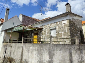 Moradia T2 para Venda em Covas e Vila Nova de Oliveirinha