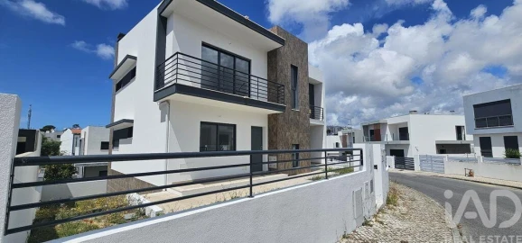 Moradia T5 para Venda em Laranjeiro e Feijó