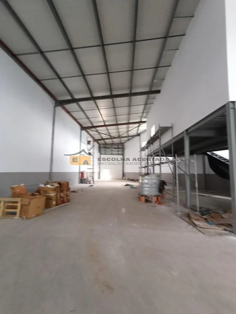Armazém para Venda em Santo Tirso, Couto (Santa Cristina e São Miguel) e Burgães