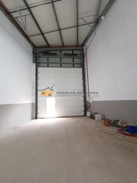 Armazém para Venda em Santo Tirso, Couto (Santa Cristina e São Miguel) e Burgães