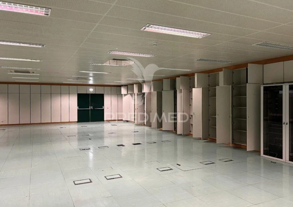Armazém para Venda em Carnaxide e Queijas Foto 2