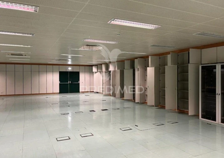 Armazém para Venda em Carnaxide e Queijas Foto 2