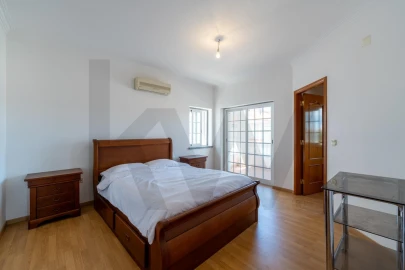 Apartamento T5 para Venda em Charneca de Caparica e Sobreda