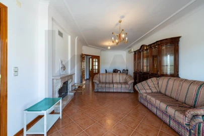 Apartamento T5 para Venda em Charneca de Caparica e Sobreda