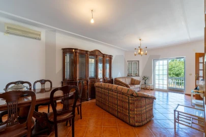Apartamento T5 para Venda em Charneca de Caparica e Sobreda