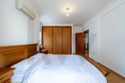 Apartamento T5 para Venda em Charneca de Caparica e Sobreda