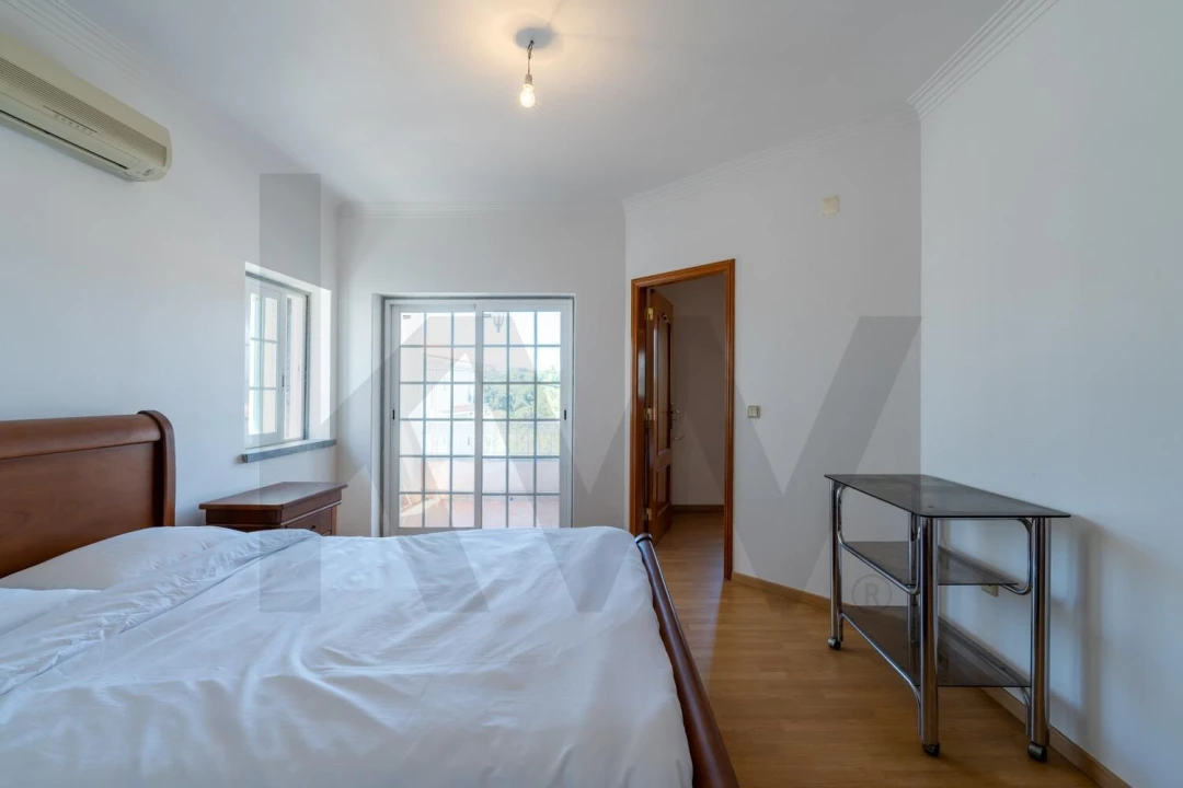Apartamento T5 para Venda em Charneca de Caparica e Sobreda Foto 14