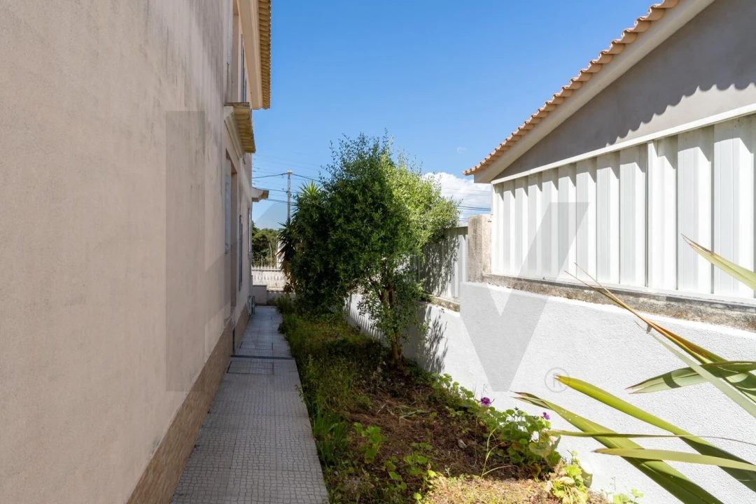 Apartamento T5 para Venda em Charneca de Caparica e Sobreda Foto 28