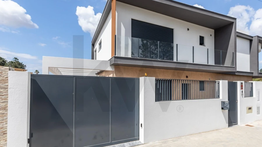 Moradia T4 para Arrendamento em Fernao Ferro