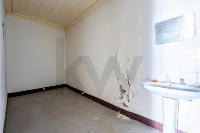 Prédio para Venda em Romeira e Várzea