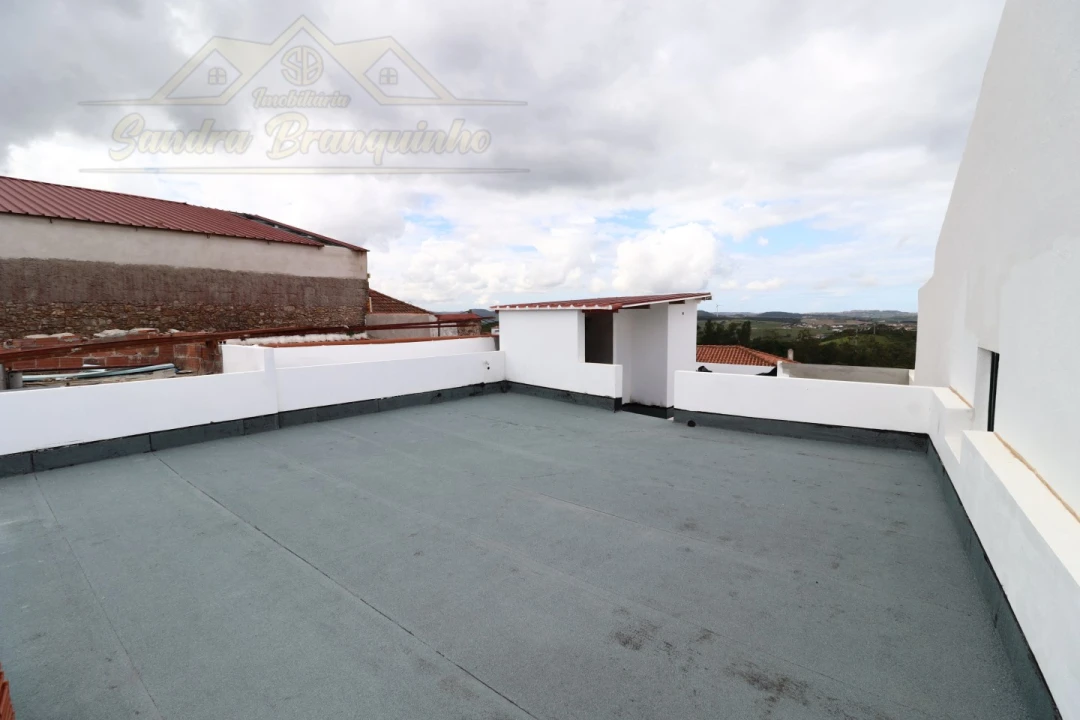 Moradia T2 para Venda em Santa Maria, São Pedro e Matacães Foto 3