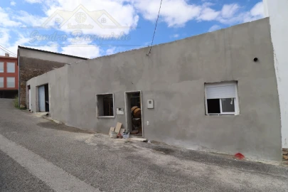Moradia T2 para Venda em Santa Maria, São Pedro e Matacães