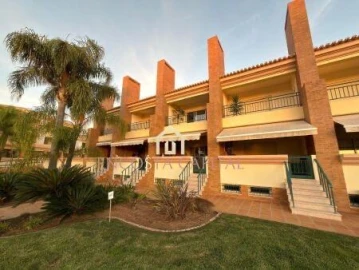 Moradia T4 para Venda em Quarteira
