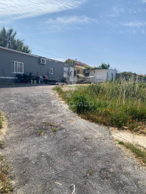 Terreno para Venda em Charneca de Caparica e Sobreda