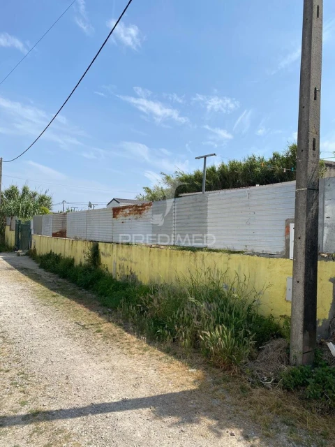 Terreno para Venda em Charneca de Caparica e Sobreda