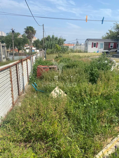 Terreno para Venda em Charneca de Caparica e Sobreda