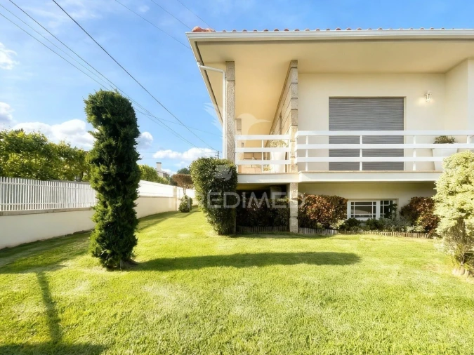 Moradia T4 para Venda em Sabariz Foto 3