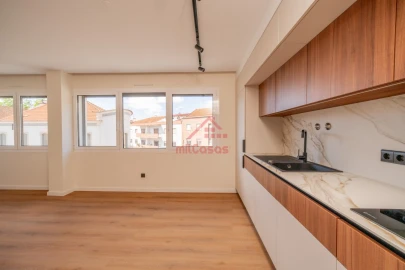 Apartamento T2 para Arrendamento em Santa Maria, São Pedro e Matacães