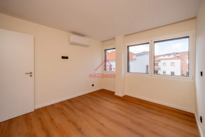 Apartamento T2 para Arrendamento em Santa Maria, São Pedro e Matacães