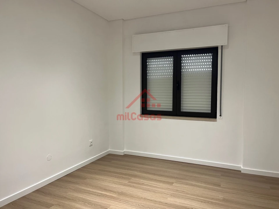 Apartamento T1 para Arrendamento em Santa Maria, São Pedro e Matacães Foto 8