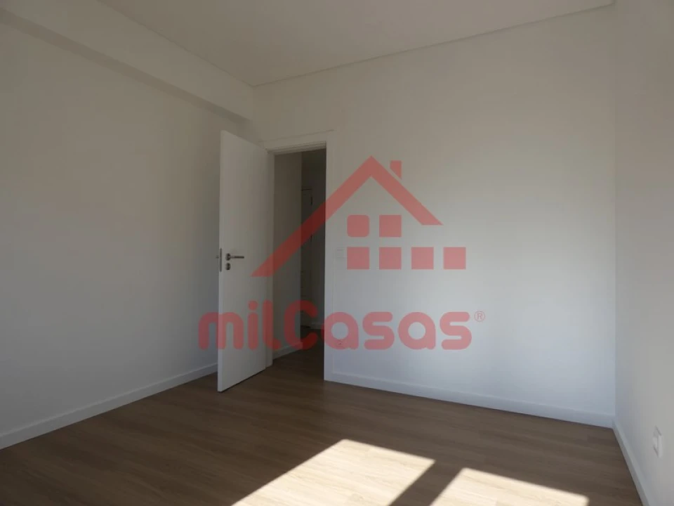 Apartamento T1 para Arrendamento em Santa Maria, São Pedro e Matacães Foto 9