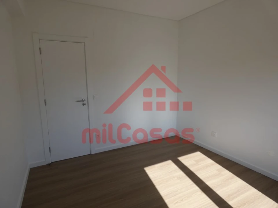 Apartamento T1 para Arrendamento em Santa Maria, São Pedro e Matacães Foto 10
