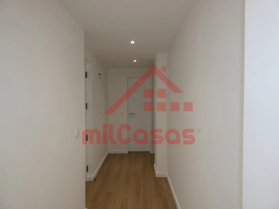 Apartamento T1 para Arrendamento em Santa Maria, São Pedro e Matacães Foto 12