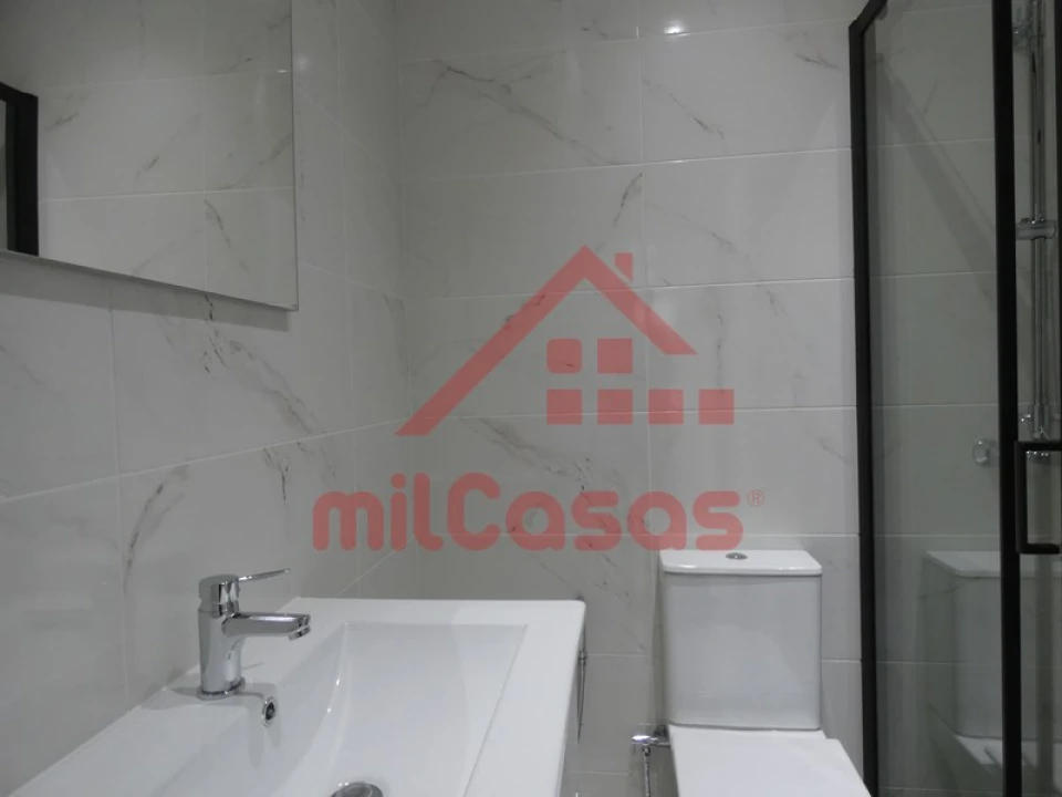 Apartamento T1 para Arrendamento em Santa Maria, São Pedro e Matacães Foto 14