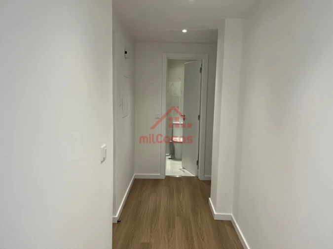 Apartamento T1 para Arrendamento em Santa Maria, São Pedro e Matacães Foto 13