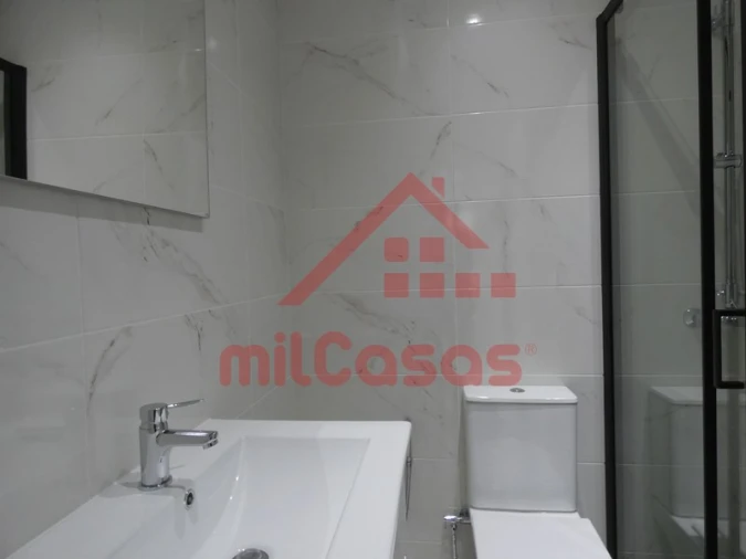 Apartamento T1 para Arrendamento em Santa Maria, São Pedro e Matacães Foto 14