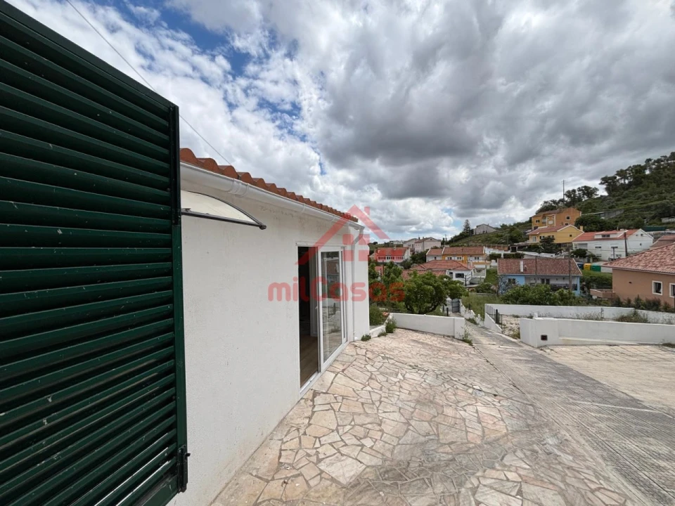 Moradia T1 para Arrendamento em Venda do Pinheiro e Santo Estêvão das Galés Foto 3
