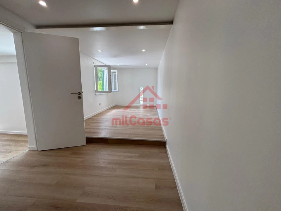 Moradia T1 para Arrendamento em Venda do Pinheiro e Santo Estêvão das Galés Foto 6