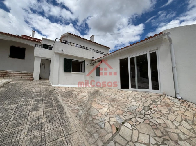 Moradia T1 para Arrendamento em Venda do Pinheiro e Santo Estêvão das Galés Foto 2